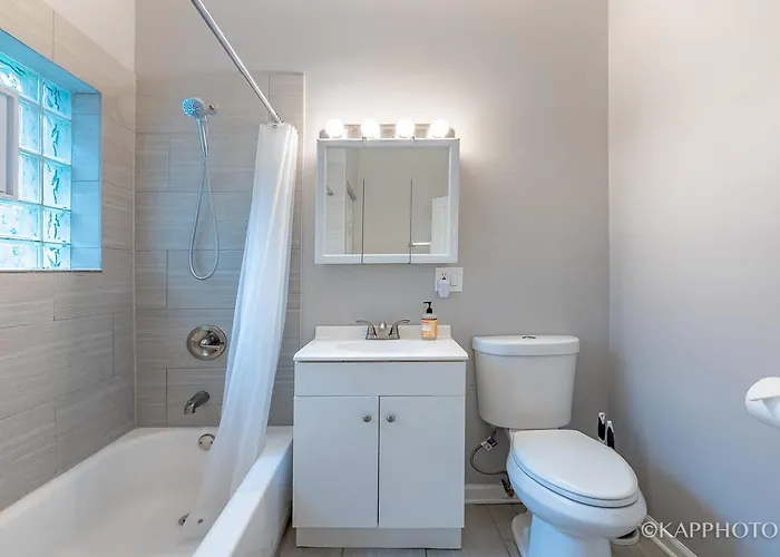 Homestay Wonderful Close To Downtown - Free Parking