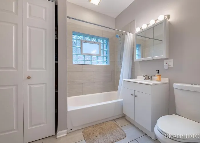 Wonderful Close To Downtown - Free Parking Homestay Chicago