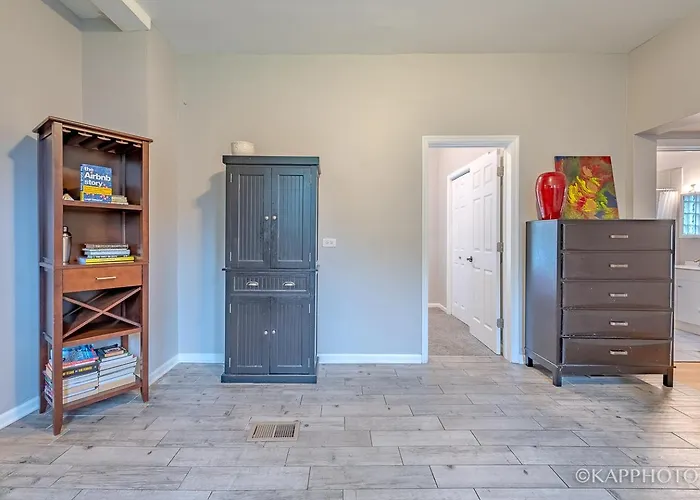 Wonderful Close To Downtown - Free Parking Homestay *