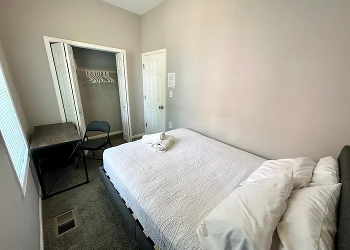 Homestay Wonderful Close To Downtown - Free Parking